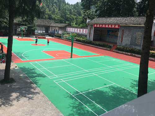 吉首鳳凰縣培民學校塑膠籃球場，羽毛球場順利完工